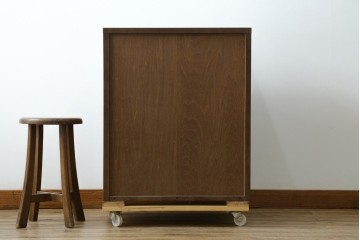 中古　カリモク家具(karimoku)　丸い取っ手がアクセントの4段サイドチェスト　(R-086430)