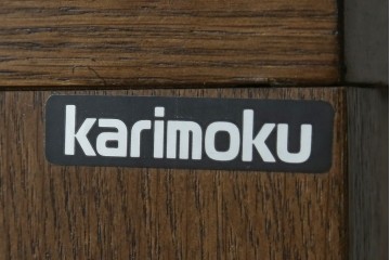 中古　カリモク家具(karimoku)　丸い取っ手がアクセントの4段サイドチェスト　(R-086430)