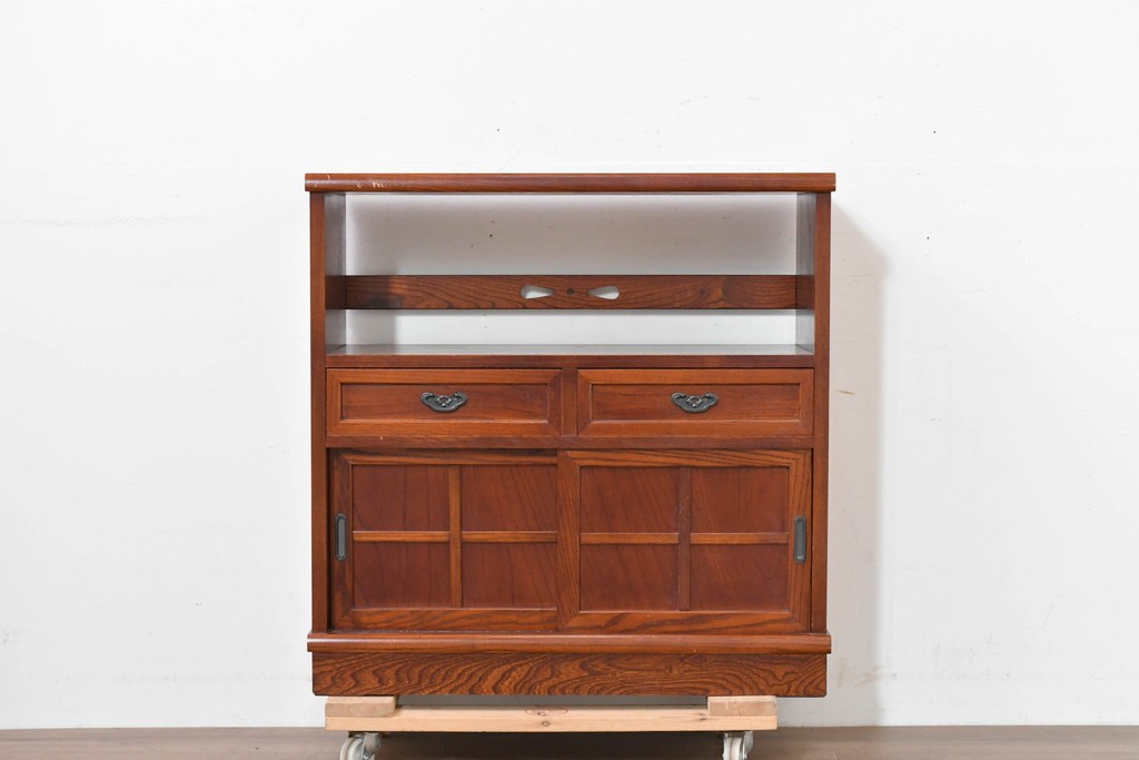 中古　欅(ケヤキ)材　小振りなサイズが取り入れやすい茶棚　(R-086431)