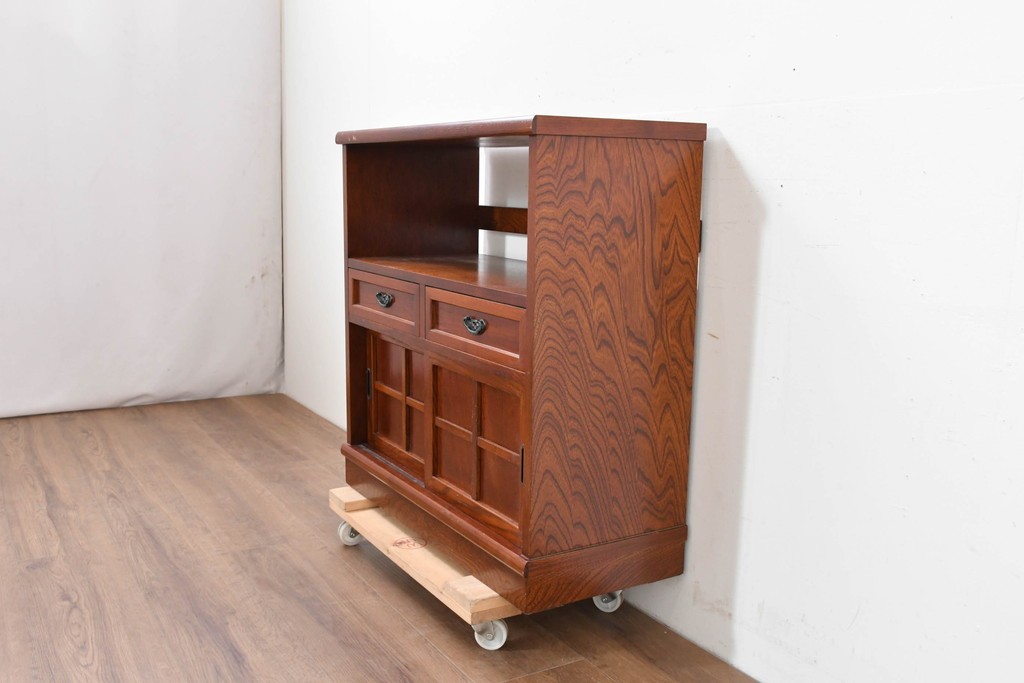 中古　欅(ケヤキ)材　小振りなサイズが取り入れやすい茶棚　(R-086431)