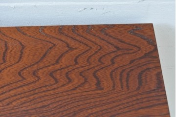 中古　欅(ケヤキ)材　小振りなサイズが取り入れやすい茶棚　(R-086431)