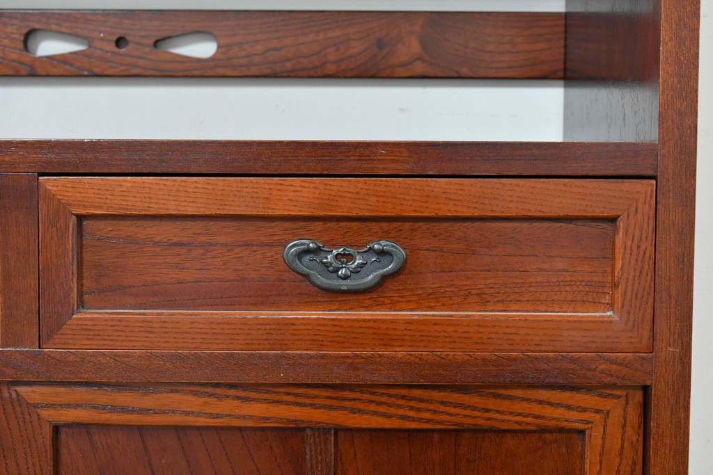 中古　欅(ケヤキ)材　小振りなサイズが取り入れやすい茶棚　(R-086431)