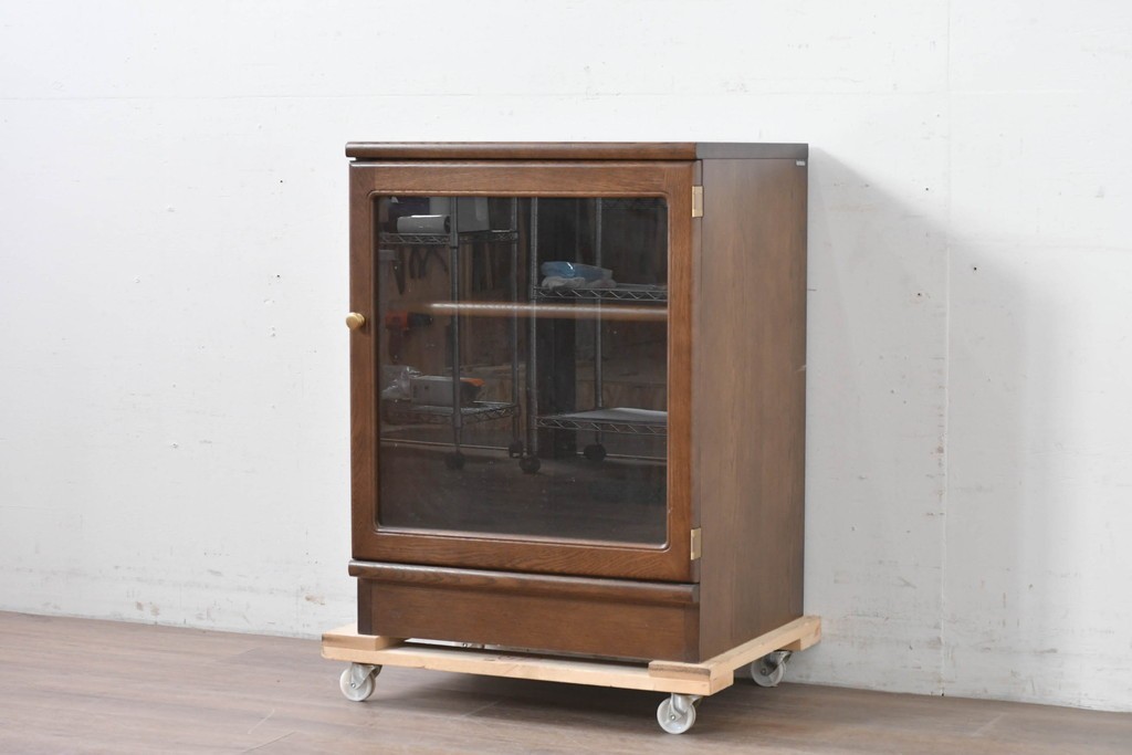 中古　カリモク家具(karimoku)　深みのある木色×ゴールドが上品なガラス扉のオーディオラック　(R-086432)