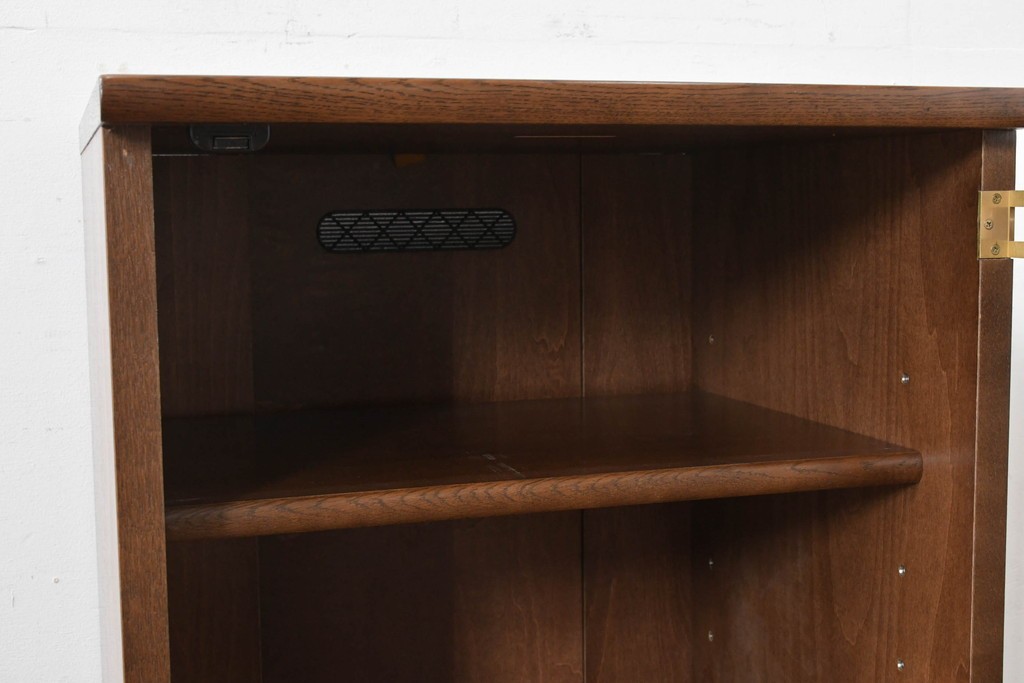 中古　カリモク家具(karimoku)　深みのある木色×ゴールドが上品なガラス扉のオーディオラック　(R-086432)