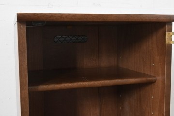 中古　カリモク家具(karimoku)　深みのある木色×ゴールドが上品なガラス扉のオーディオラック　(R-086432)