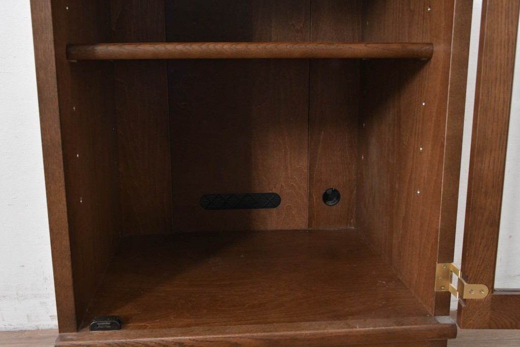 中古　カリモク家具(karimoku)　深みのある木色×ゴールドが上品なガラス扉のオーディオラック　(R-086432)