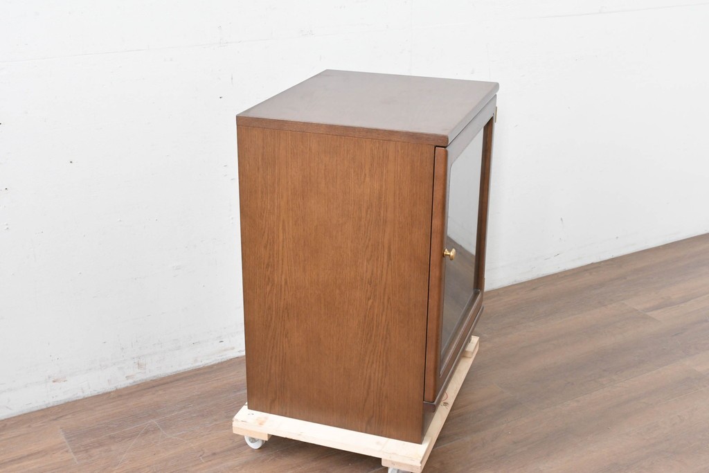 中古　カリモク家具(karimoku)　深みのある木色×ゴールドが上品なガラス扉のオーディオラック　(R-086432)