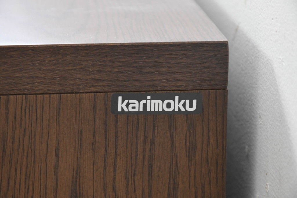 中古　カリモク家具(karimoku)　深みのある木色×ゴールドが上品なガラス扉のオーディオラック　(R-086432)
