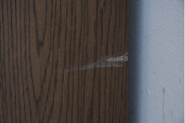 中古　カリモク家具(karimoku)　深みのある木色×ゴールドが上品なガラス扉のオーディオラック　(R-086432)