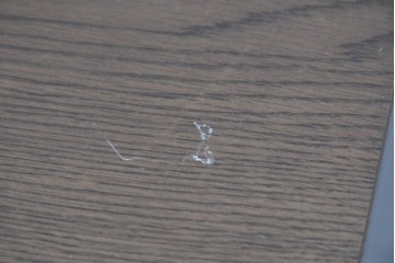 中古　カリモク家具(karimoku)　深みのある木色×ゴールドが上品なガラス扉のオーディオラック　(R-086432)