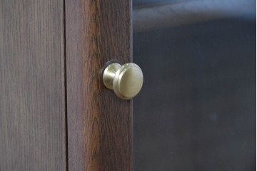 中古　カリモク家具(karimoku)　深みのある木色×ゴールドが上品なガラス扉のオーディオラック　(R-086432)