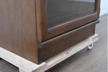 中古　カリモク家具(karimoku)　深みのある木色×ゴールドが上品なガラス扉のオーディオラック　(R-086432)