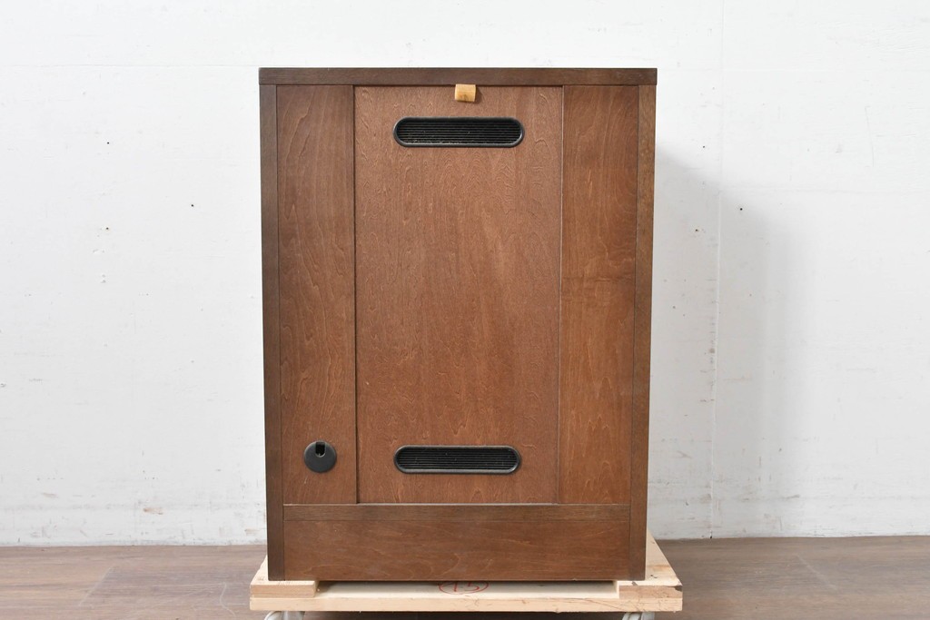 中古　カリモク家具(karimoku)　深みのある木色×ゴールドが上品なガラス扉のオーディオラック　(R-086432)