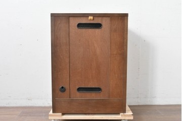 中古　カリモク家具(karimoku)　深みのある木色×ゴールドが上品なガラス扉のオーディオラック　(R-086432)