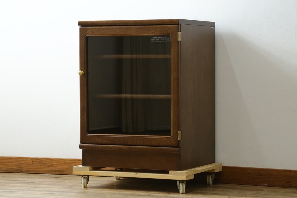 中古　カリモク家具(karimoku)　深みのある木色×ゴールドが上品なガラス扉のオーディオラック　(R-086432)