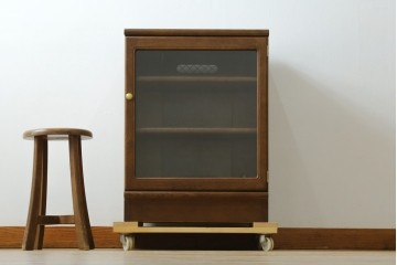 中古　カリモク家具(karimoku)　深みのある木色×ゴールドが上品なガラス扉のオーディオラック　(R-086432)
