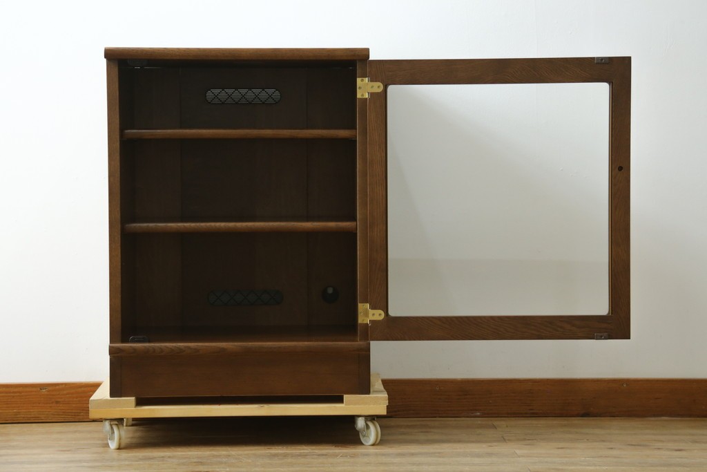 中古　カリモク家具(karimoku)　深みのある木色×ゴールドが上品なガラス扉のオーディオラック　(R-086432)