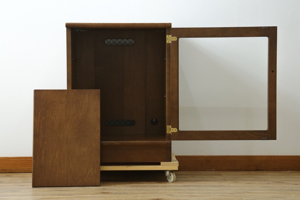 中古　カリモク家具(karimoku)　深みのある木色×ゴールドが上品なガラス扉のオーディオラック　(R-086432)