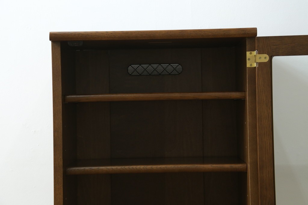 中古　カリモク家具(karimoku)　深みのある木色×ゴールドが上品なガラス扉のオーディオラック　(R-086432)