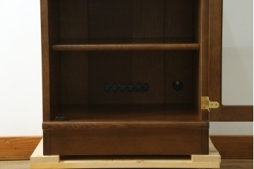 中古　カリモク家具(karimoku)　深みのある木色×ゴールドが上品なガラス扉のオーディオラック　(R-086432)
