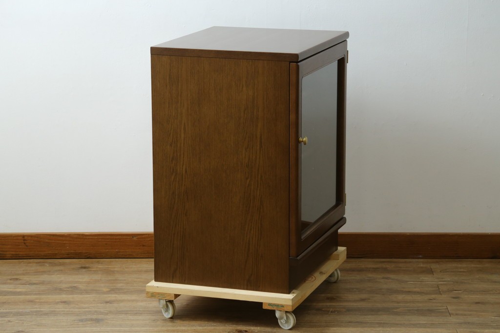 中古　カリモク家具(karimoku)　深みのある木色×ゴールドが上品なガラス扉のオーディオラック　(R-086432)