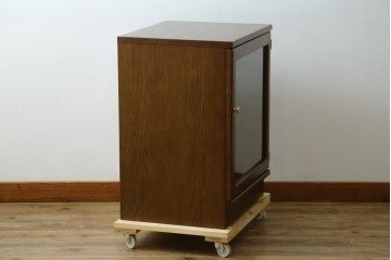 中古　カリモク家具(karimoku)　深みのある木色×ゴールドが上品なガラス扉のオーディオラック　(R-086432)