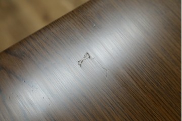 中古　カリモク家具(karimoku)　深みのある木色×ゴールドが上品なガラス扉のオーディオラック　(R-086432)