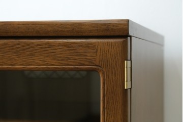 中古　カリモク家具(karimoku)　深みのある木色×ゴールドが上品なガラス扉のオーディオラック　(R-086432)