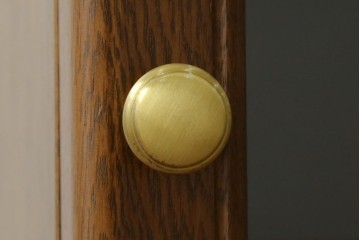 中古　カリモク家具(karimoku)　深みのある木色×ゴールドが上品なガラス扉のオーディオラック　(R-086432)