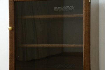 中古　カリモク家具(karimoku)　深みのある木色×ゴールドが上品なガラス扉のオーディオラック　(R-086432)