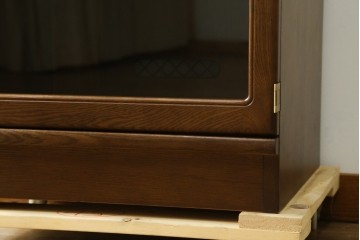 中古　カリモク家具(karimoku)　深みのある木色×ゴールドが上品なガラス扉のオーディオラック　(R-086432)