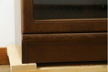 中古　カリモク家具(karimoku)　深みのある木色×ゴールドが上品なガラス扉のオーディオラック　(R-086432)
