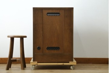 中古　カリモク家具(karimoku)　深みのある木色×ゴールドが上品なガラス扉のオーディオラック　(R-086432)