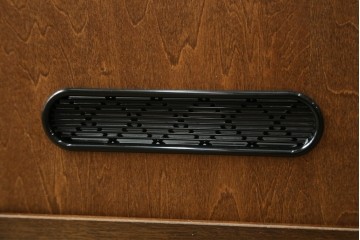 中古　カリモク家具(karimoku)　深みのある木色×ゴールドが上品なガラス扉のオーディオラック　(R-086432)