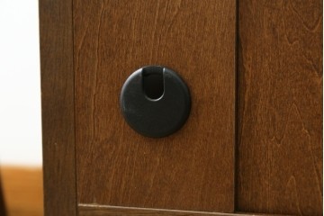 中古　カリモク家具(karimoku)　深みのある木色×ゴールドが上品なガラス扉のオーディオラック　(R-086432)