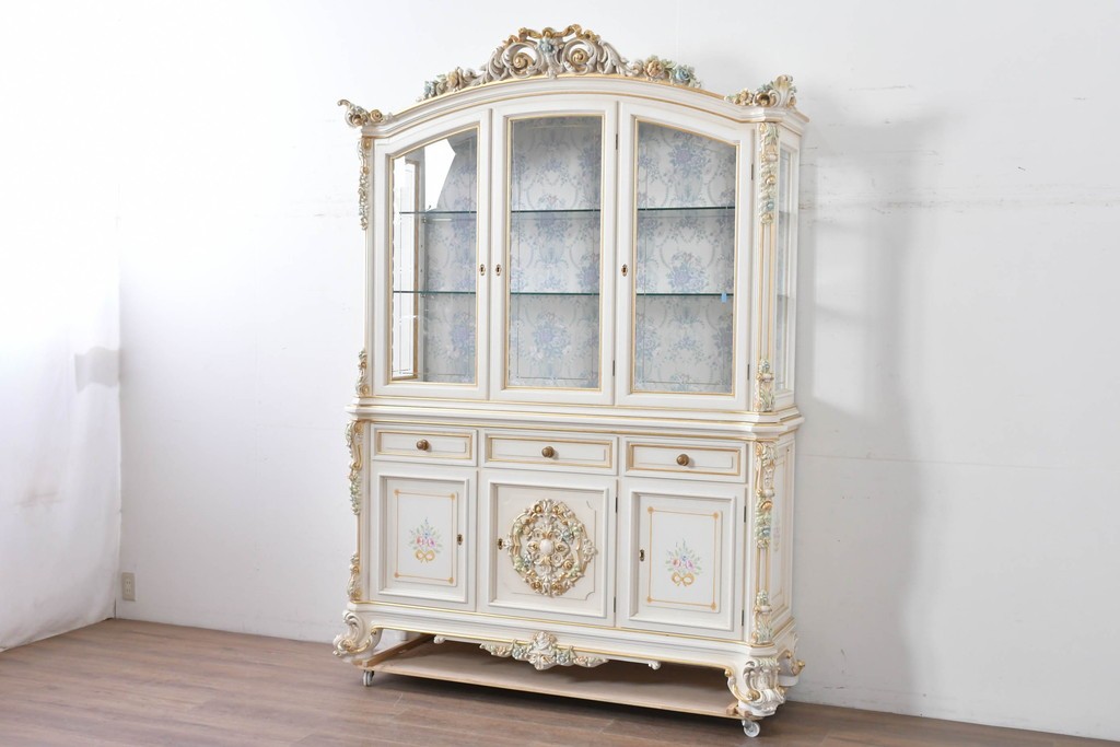 中古　美品　イタリア高級家具　SILIK(シリック)　ロココ調の彫刻装飾とガラス扉が優雅なキャビネット　定価約500万円　(R-086433)