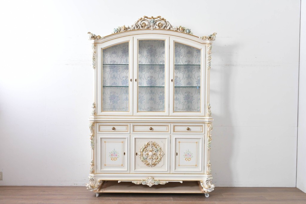 中古　美品　イタリア高級家具　SILIK(シリック)　ロココ調の彫刻装飾とガラス扉が優雅なキャビネット　定価約500万円　(R-086433)