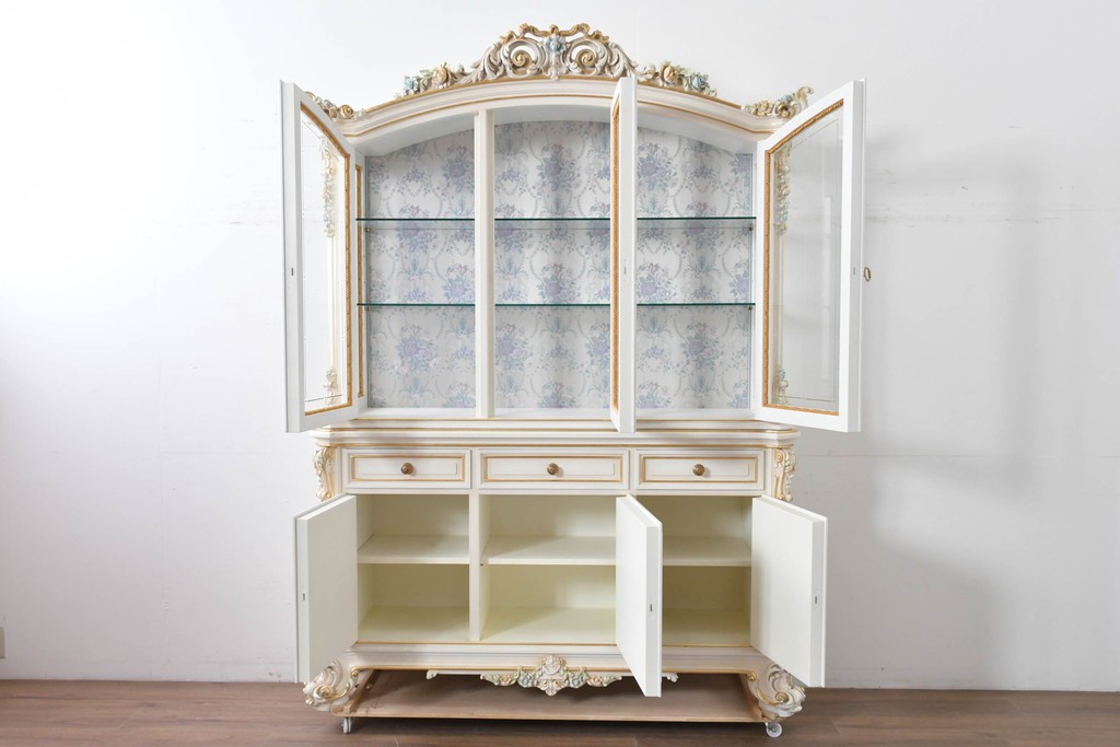 中古　美品　イタリア高級家具　SILIK(シリック)　ロココ調の彫刻装飾とガラス扉が優雅なキャビネット　定価約500万円　(R-086433)
