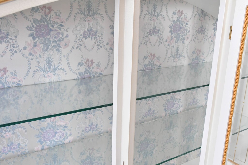 中古　美品　イタリア高級家具　SILIK(シリック)　ロココ調の彫刻装飾とガラス扉が優雅なキャビネット　定価約500万円　(R-086433)