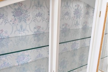 中古　美品　イタリア高級家具　SILIK(シリック)　ロココ調の彫刻装飾とガラス扉が優雅なキャビネット　定価約500万円　(R-086433)