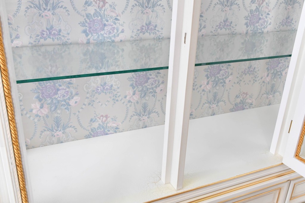 中古　美品　イタリア高級家具　SILIK(シリック)　ロココ調の彫刻装飾とガラス扉が優雅なキャビネット　定価約500万円　(R-086433)