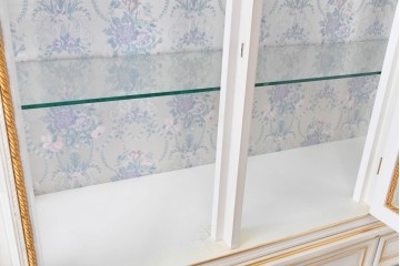 中古　美品　イタリア高級家具　SILIK(シリック)　ロココ調の彫刻装飾とガラス扉が優雅なキャビネット　定価約500万円　(R-086433)