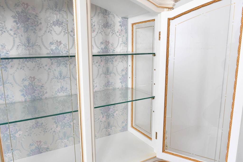 中古　美品　イタリア高級家具　SILIK(シリック)　ロココ調の彫刻装飾とガラス扉が優雅なキャビネット　定価約500万円　(R-086433)