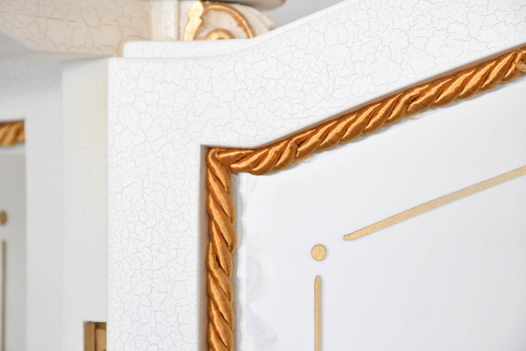 中古　美品　イタリア高級家具　SILIK(シリック)　ロココ調の彫刻装飾とガラス扉が優雅なキャビネット　定価約500万円　(R-086433)