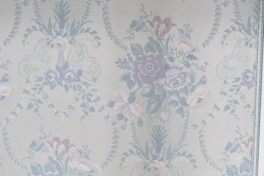 中古　美品　イタリア高級家具　SILIK(シリック)　ロココ調の彫刻装飾とガラス扉が優雅なキャビネット　定価約500万円　(R-086433)