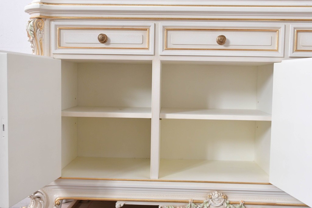 中古　美品　イタリア高級家具　SILIK(シリック)　ロココ調の彫刻装飾とガラス扉が優雅なキャビネット　定価約500万円　(R-086433)