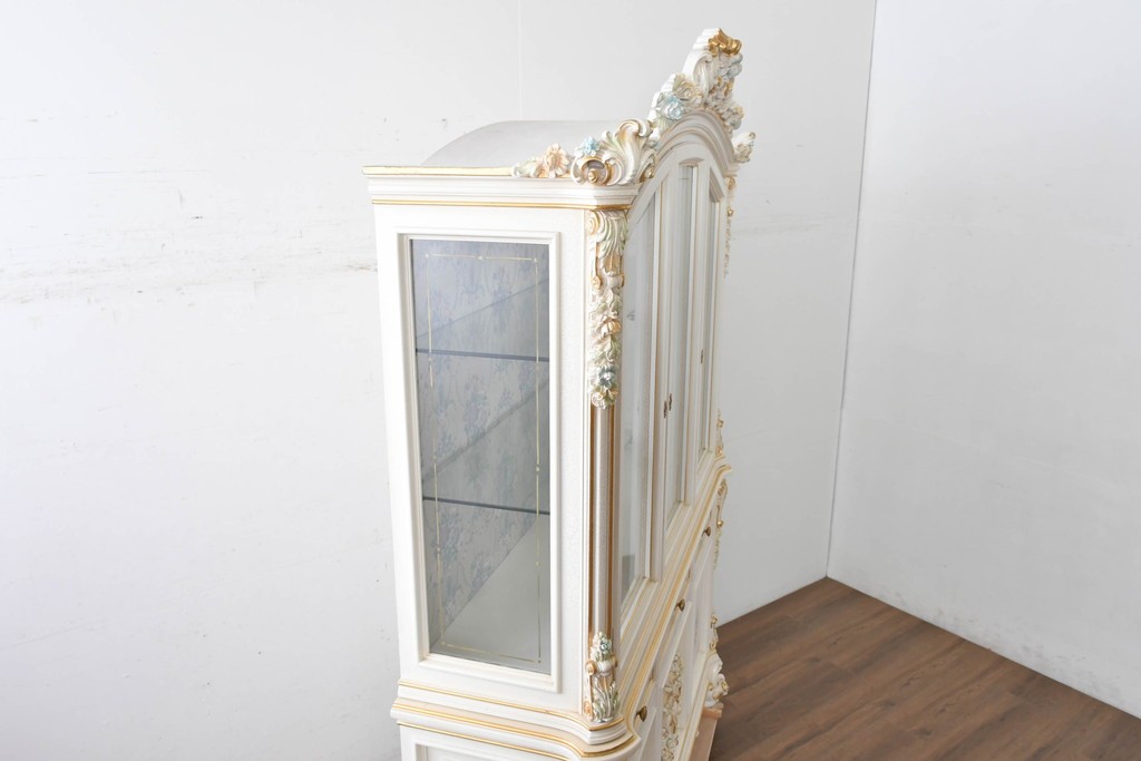 中古　美品　イタリア高級家具　SILIK(シリック)　ロココ調の彫刻装飾とガラス扉が優雅なキャビネット　定価約500万円　(R-086433)