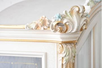 中古　美品　イタリア高級家具　SILIK(シリック)　ロココ調の彫刻装飾とガラス扉が優雅なキャビネット　定価約500万円　(R-086433)