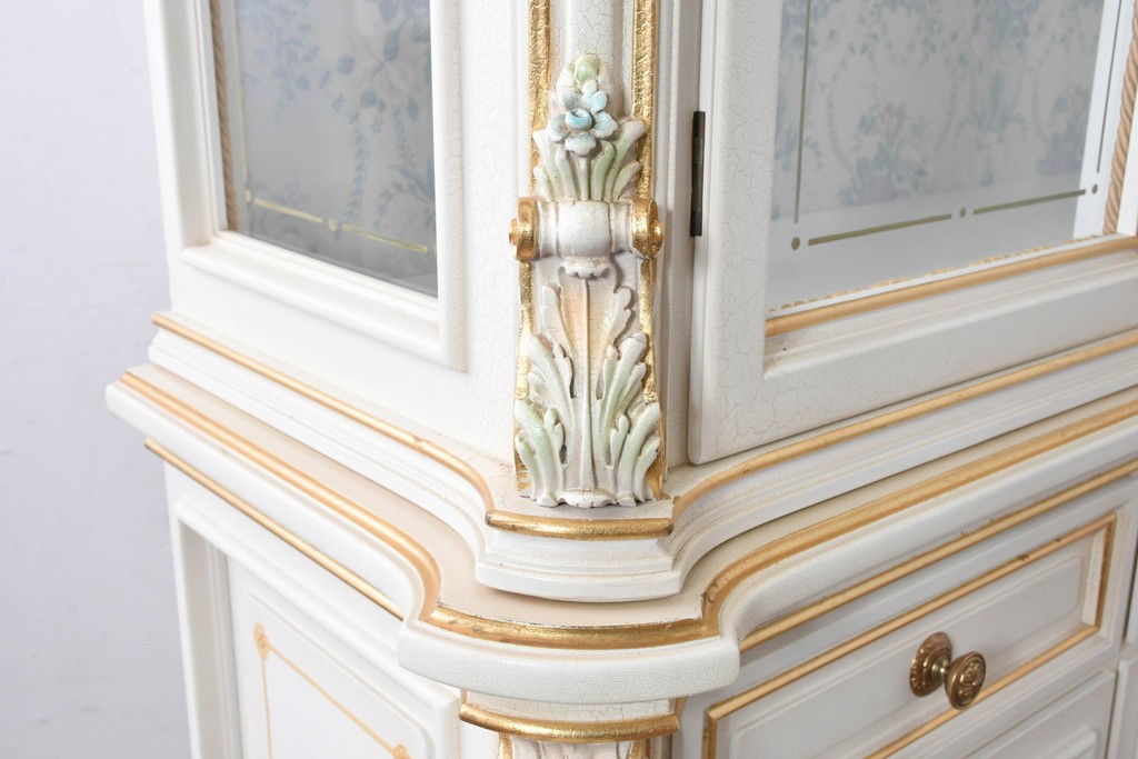 中古　美品　イタリア高級家具　SILIK(シリック)　ロココ調の彫刻装飾とガラス扉が優雅なキャビネット　定価約500万円　(R-086433)