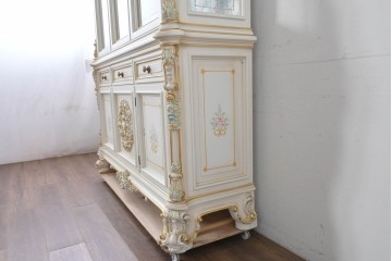 中古　美品　イタリア高級家具　SILIK(シリック)　ロココ調の彫刻装飾とガラス扉が優雅なキャビネット　定価約500万円　(R-086433)